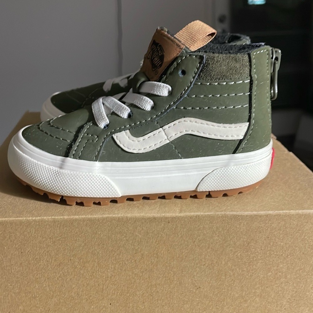 Vans - Sk8T High with zipper- Green and white with gum bottom